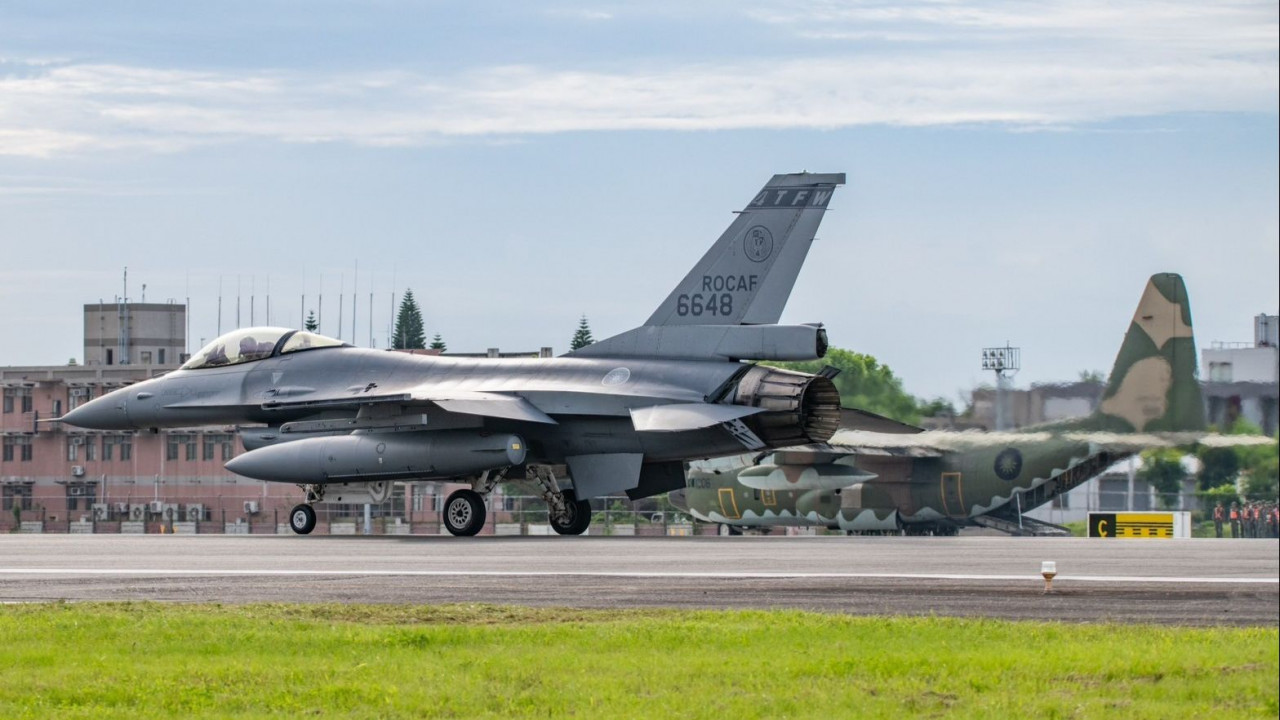 飛行員站上F-16機翼拍婚紗，被批很不妥…軍事粉專兩標語堵回去「杞人憂天」：維修難道吊鋼索？ - 今周刊