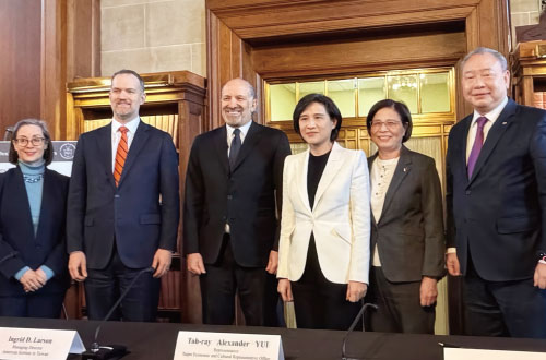 2026年初，台灣與美國達成關稅貿易協定，是近期引發討論的國際 經貿談判案例，可見台灣正密切進行國際經貿談判，需要一套合理 的監督法規。