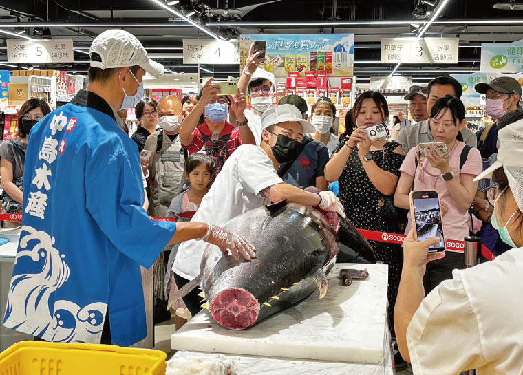 百貨、連鎖書店策展關乎人潮與錢潮，能強化客戶黏著度，例如 整尾鮪魚現切秀，就成功引來人潮帶動買氣。