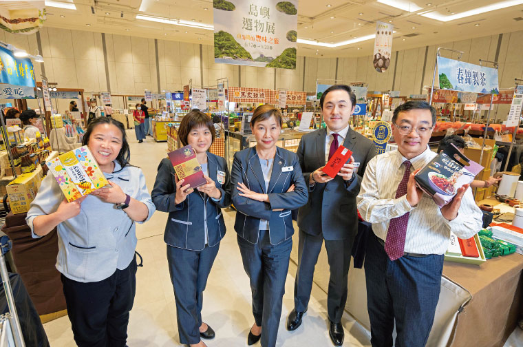遠東SOGO忠孝館店長蕭淑英（中）帶領核心團隊，讓已舉辦30 年的日本展，至今仍能不斷推陳出新。