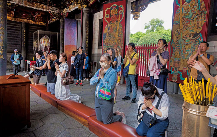 龍山寺2015年起漸進式推動減香，並在2020年全面禁香，香 客以雙手合十參拜的「心香」取代燃香，誠心不減。