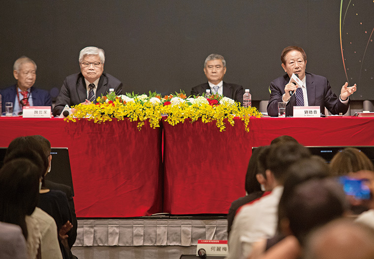 面對美國廠挑戰,台積電董事長劉德音(右)強調一方面持 續與美國政府溝通,另一方面也在調整管理方式。