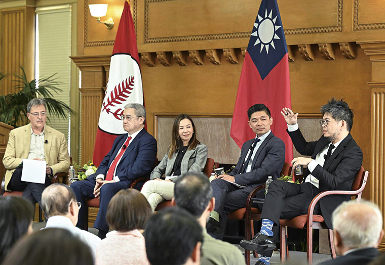 史丹佛大學舒思深亞太研究中心啟動台灣計畫，陳士駿（右1） 身為該計畫背後推手，5月赴美為計畫啟動記者會站台。