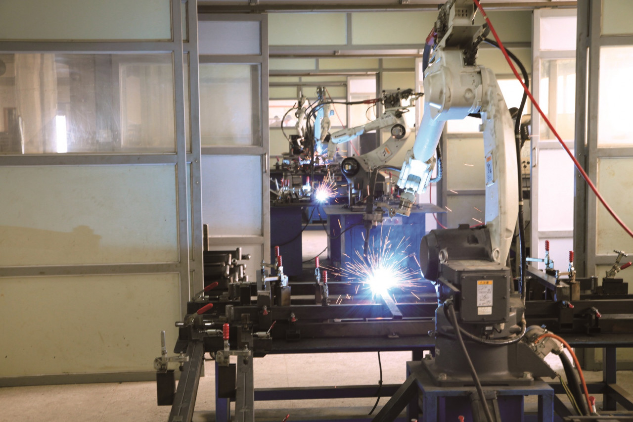 長庚醫科公司廠房使用全自動機械焊接手臂