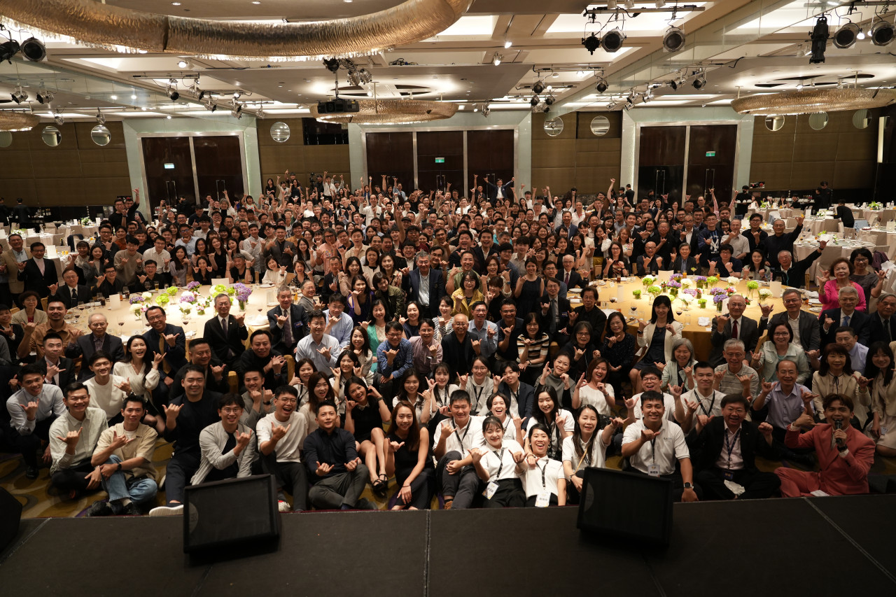 六十週年晚宴席開五十桌，在近500人的歡笑聲中留下大團圓的合照。