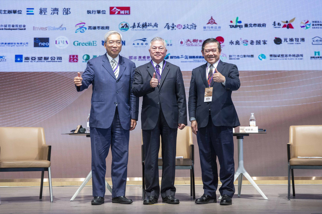 2024全球台商經濟論壇_與談人合照：(左起)今周刊董事長謝金河、總統府資政沈榮津、佳世達集團董事長暨執行長陳其宏