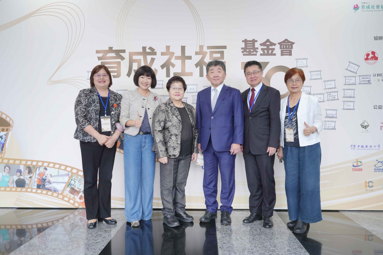 創會董事長陳節如（右四）、行政院政務委員陳時中（右三）、衛福部政務次長呂