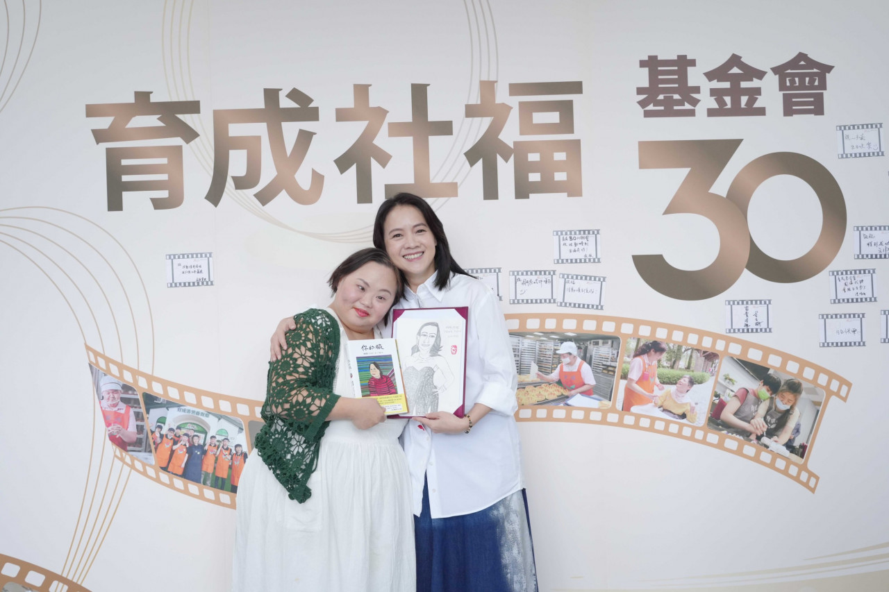 鄭恩惠與倡議大使曾寶儀相見歡。