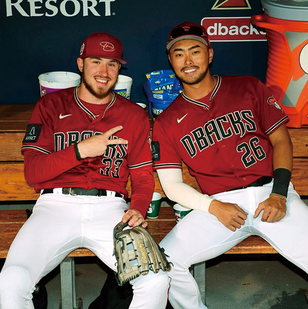 2023年3月，效力於亞利桑那響尾蛇隊體系的林家正 （右）與隊友A.J. Vukovich參與春訓。