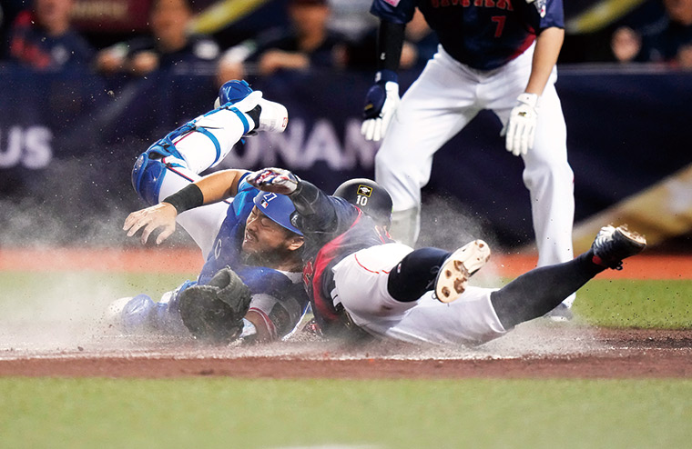 預賽台日之戰，日本選手桑原將志衝回本壘，捕手林家正（左）奮力觸殺。