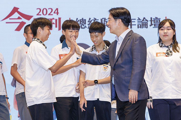 賴清德與學生自拍,台上擊掌、比愛心、手勾手樣樣來,被高中生大讚親民。