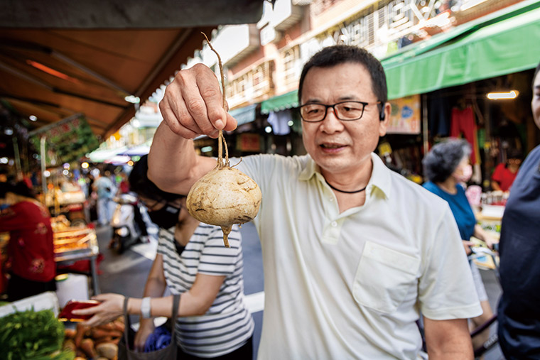 寶藏菜攤當天販售的碩大豆薯，引起楊光宗的興趣。