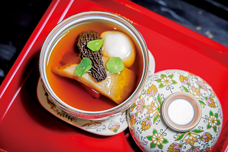 楊光宗對老菜霸王鱉雞，有一番舊骨披新皮的不同詮釋。