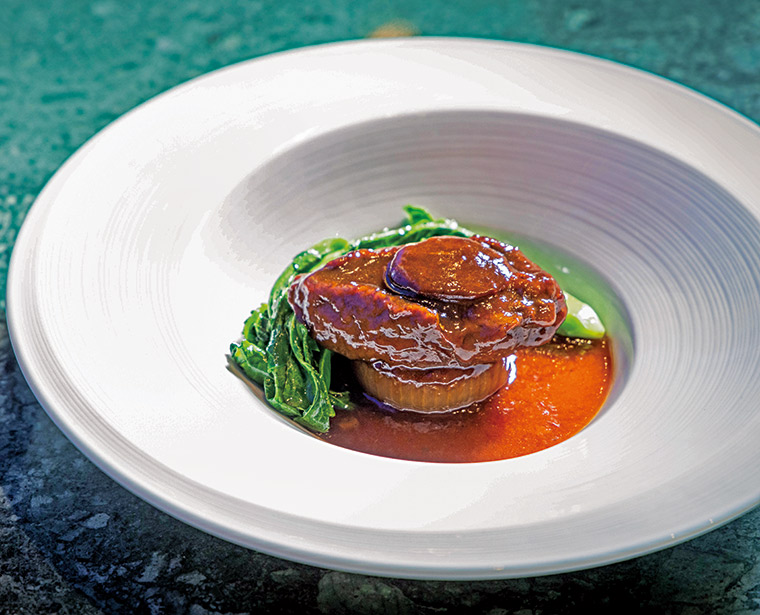 口感緊實Ｑ彈的紅燒鮑魚，配上高甜度的洋蔥，口感絕搭。