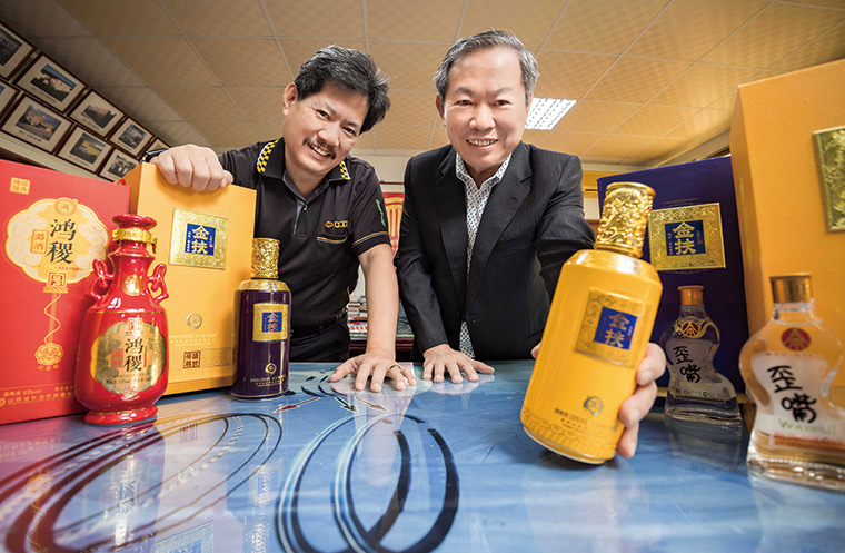 泰茂實業董事長呂萬賢（右）與總經 理呂萬傑（左），攜手進軍酒業，期 望創造多元成長曲線。