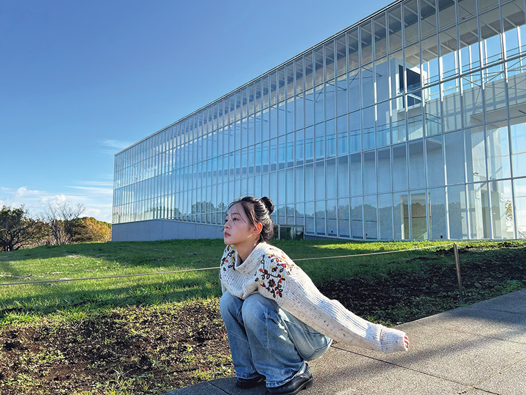 鏡頭外的林廷憶，是個喜歡閱讀的文藝少女，她總能透過天馬行空 的想像，賦予角色獨特詮釋。