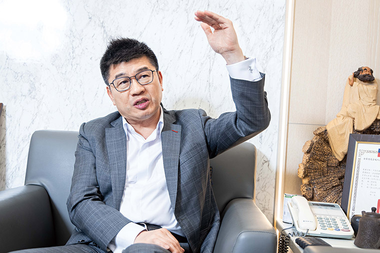 中華民國補習教育全國總會總會長楊佳叡直指，補習業會有私中班存 在是市場需求，改變需從公立學校教學著手。
