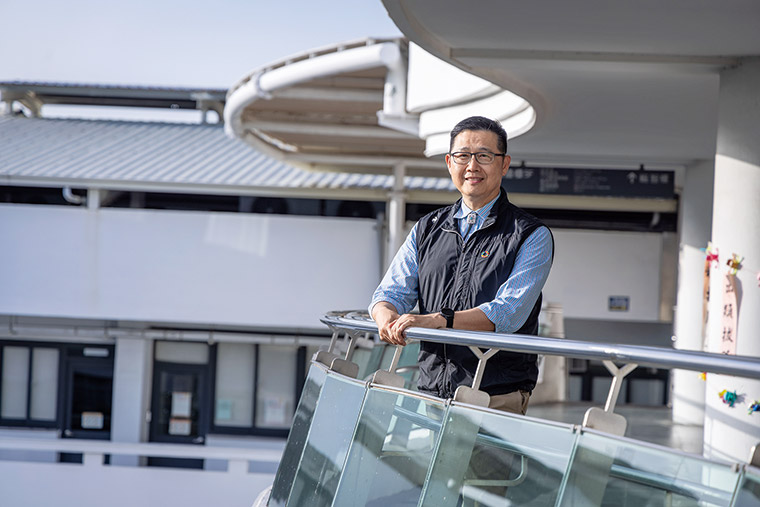 因應修法衝擊，明道中學校長汪大 久廢除學校長達30年的入學考試政 策，改採多元入學的新模式。