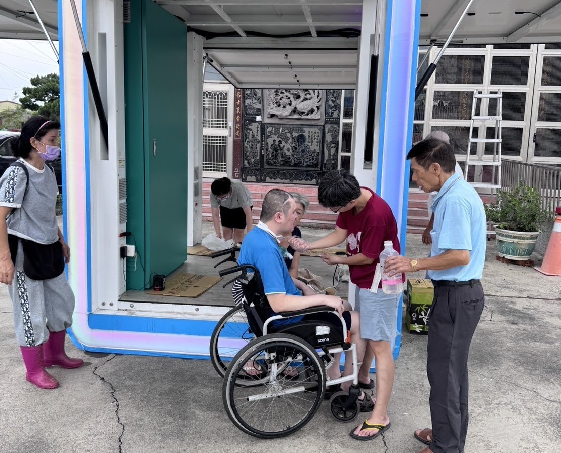 工研院移動式光儲系統「E-CUBE」進駐風災斷電區域，協助有長照需求的民眾為醫療設備充電。