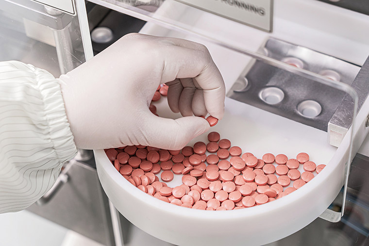 學名藥協會指出,如今健保的藥費集中於高價原廠藥,專利連結讓學名藥難以上市是原因 之一。