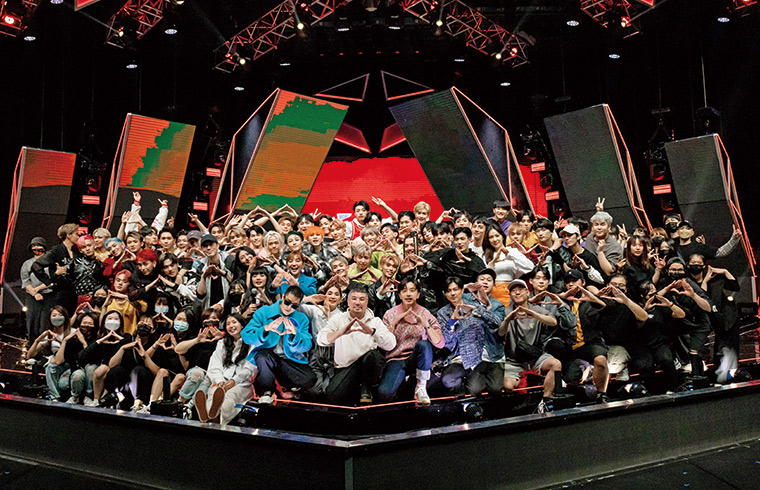 詹仁雄與《原子少年》第一季成員大合照，該節目為年輕一代打造舞台，也成功掀起一波本土偶像熱潮。