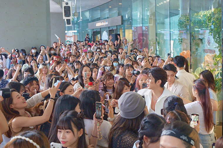 《原子少年》男團FEniX今年六月擔任香氛品牌一日店長，吸引逾500名粉絲。