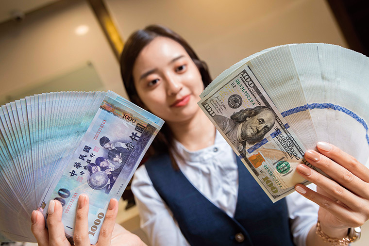 聯準會降息在即，銀行紛紛祭出美元高利定存方案，搶攻小資族與高 資產客群。