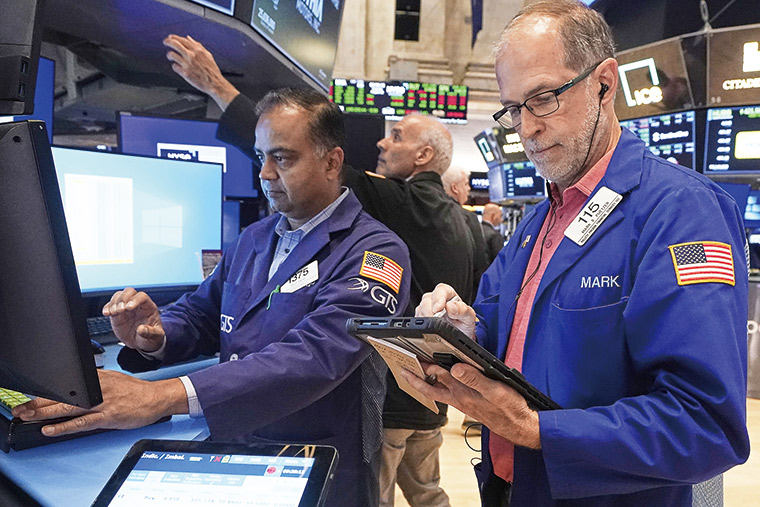 美國聯準會釋出降息訊號,市場資金回流債市,投資人正緊盯交 易動向。