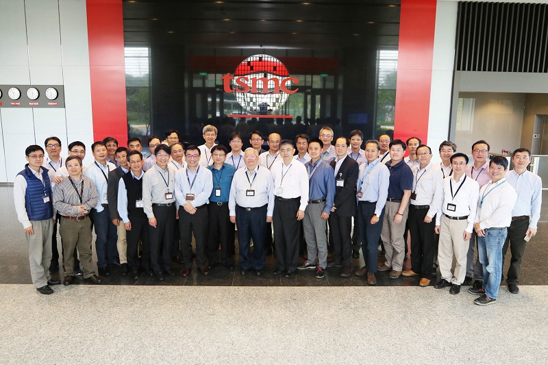 羅唯仁鼓勵年輕人,面對快速變動的世界,要秉持誠信正直、樂觀進取的態度,選擇一項願意投入