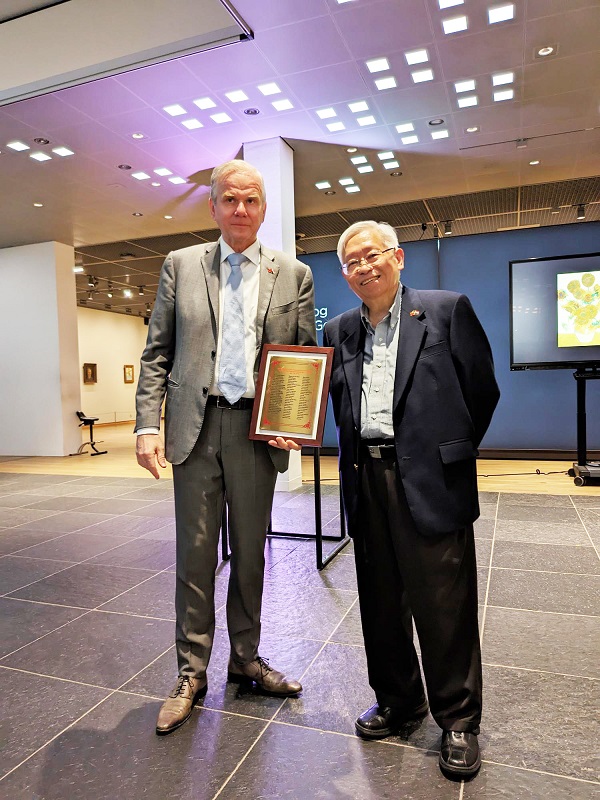 EUV技術突破助力台積電5奈米製程,寫下產業關鍵里程碑。羅唯仁(右)與ASML前技術長暨總裁Martin Van den Brink(左)合影。