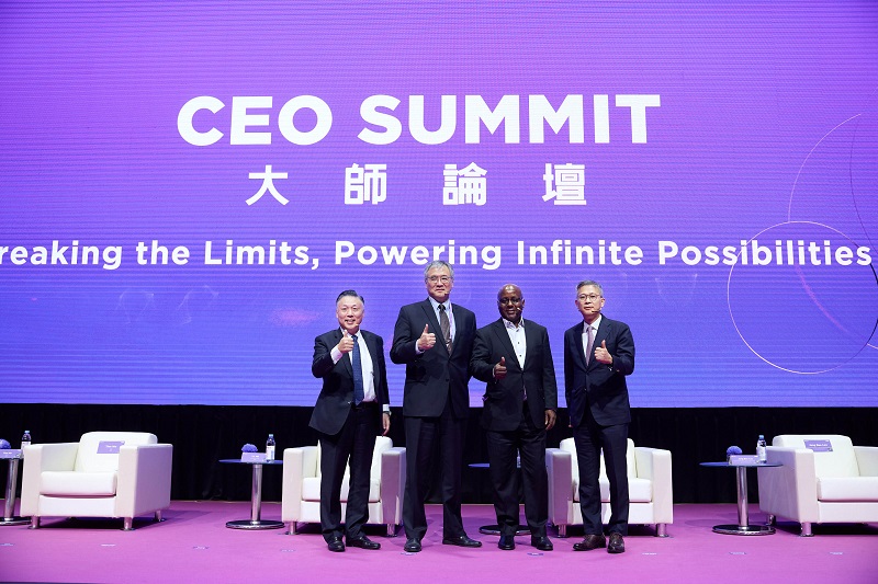 米玉傑(左2)出席2024 SEMICON Taiwan國際半導體展大師論壇,分享AI時代的半導體創新。