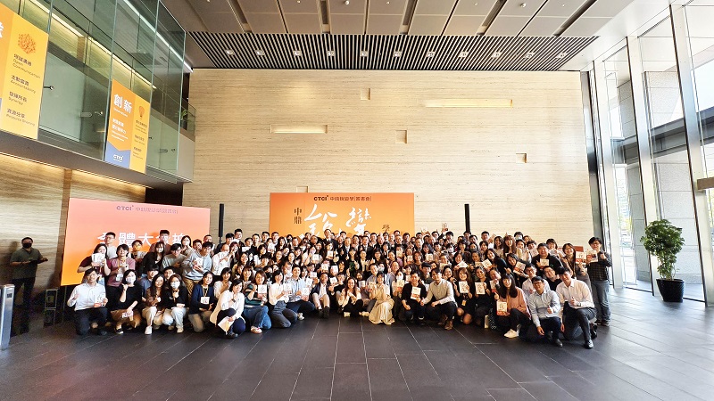 余俊彥透過《中鼎銳變學》專書分享中鼎勇於創新、銳變成長的故事。圖為余俊彥於簽書會與同仁合影。