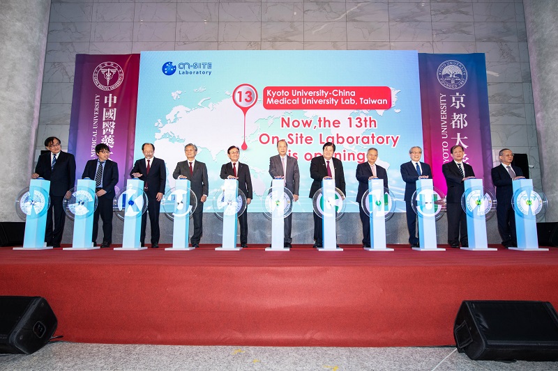 蔡長海與日本京都大學校長湊 長博 (Nagahiro Minato) 簽署合作協議並舉行京都大學全球研發中心揭幕典禮。