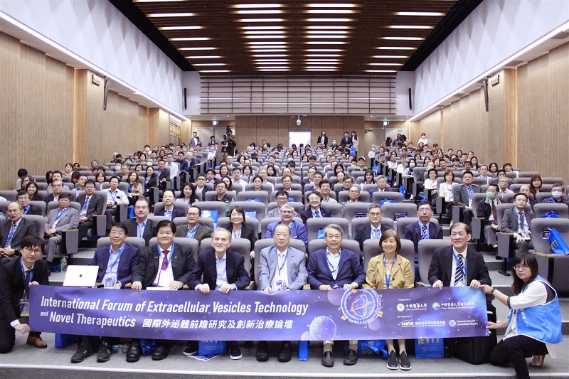 中醫大暨醫療體系於2024年11月2日舉行「國際外泌體前瞻研究及創新治療論壇」,蔡長海特別邀請諾貝爾獎得主Prof. Randy Wayne Schekman暨中醫大顧問擔任主講嘉賓。