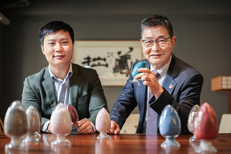 康普專攻電動車鋰電池正極上游材料,營收、獲利穩定成長。圖為董事長何基丞(右),總經理何柏樟(左)。