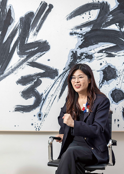 出身民進黨的鄭麗文，在國民黨主席選舉中大勝傳統建制 派，登上黨魁大位，接掌百年老店。