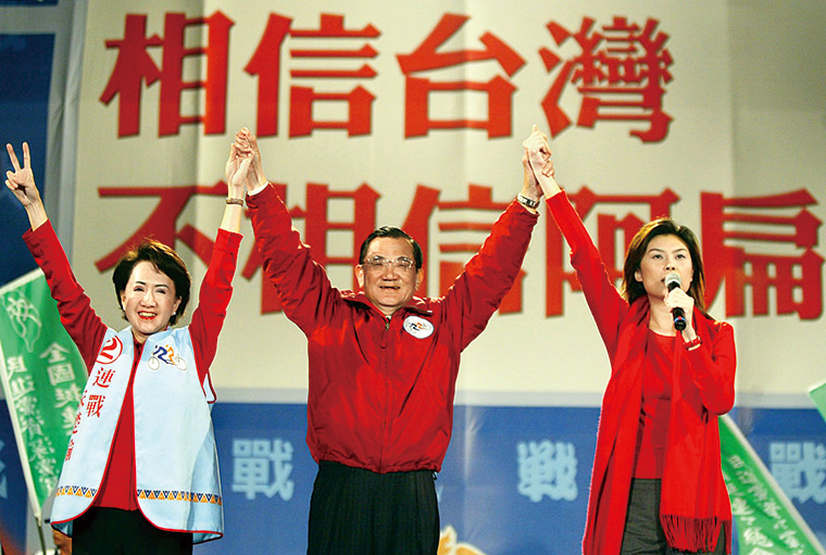 在國民黨前主席連戰（中）引介下加入國民黨，至今20年，鄭麗 文（右）經歷的幾位黨魁前輩，都是她學習的導師。