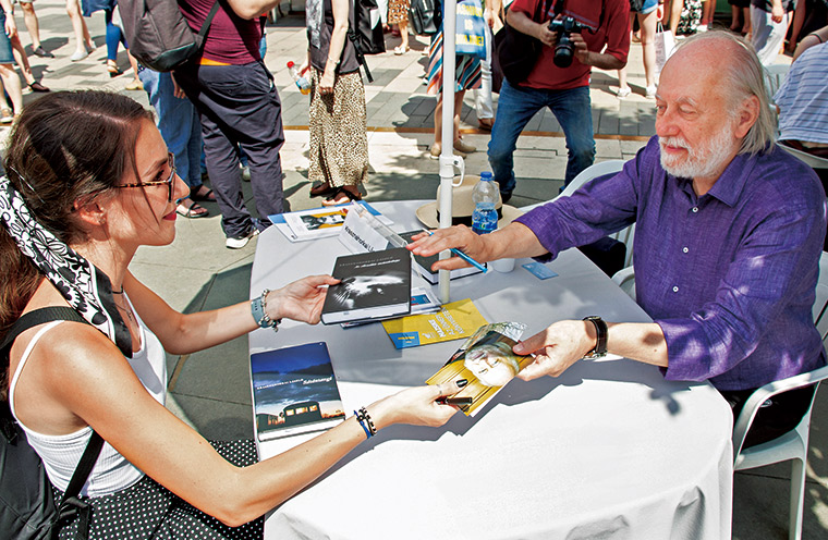 卡撒茲納霍凱(右)在歐洲已是備受推崇的知名作家,見面會上吸引許 多書迷排隊簽名。