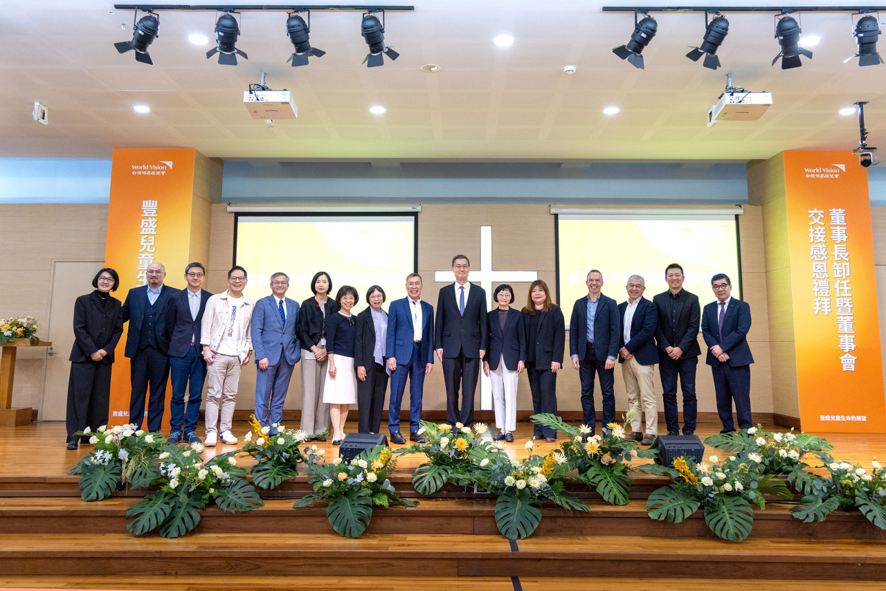 台灣世界展望會第20、21屆董事會於感恩禮拜合影，共同傳承恩典的旅程。