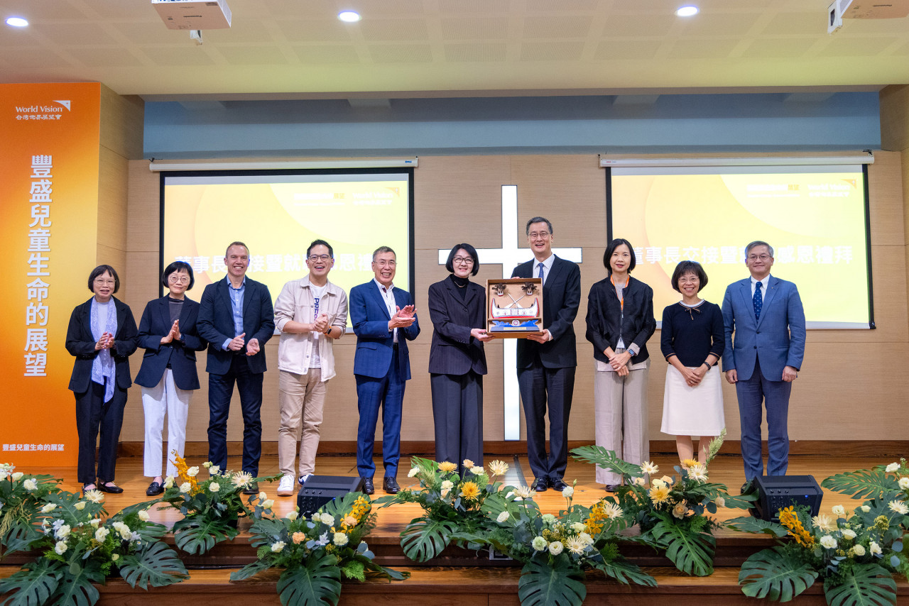 台灣世界展望會會長李紹齡(中)以展望會培力家庭親手製作的蘭嶼拼板舟，感謝第20屆董事