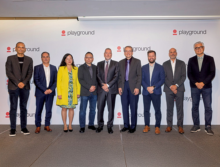 季辛格（右4）與Playground Global另一合夥人巴雷特（Peter Barrett， 左5）攜手來台，要帶領旗下投資新創，尋求台灣合作夥伴。