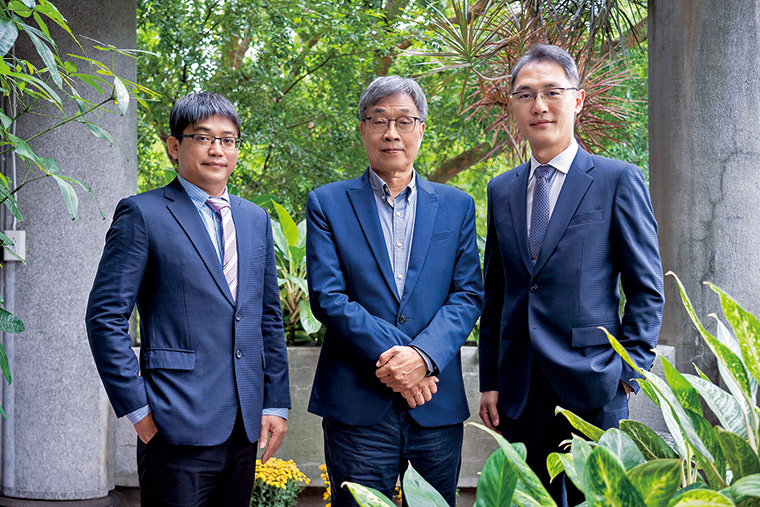 農業部長陳駿季（中）、獸醫研究所所長鄧明中（右）及獸醫所副 研究員黃有良（左）說明非洲豬瘟疫情防治作為與因應對策。