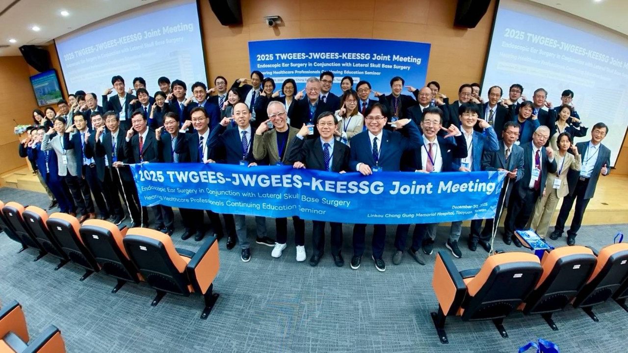 (前排右6起）大阪北野病院Kanemaru教授，韓國全南大學Cho教授，國際外科學會中華民國總會理事長陳錦國，日本耳科前理事長Seiji教授，山形大學Ito教授，延世大學Moon教授與其他與會專家合影