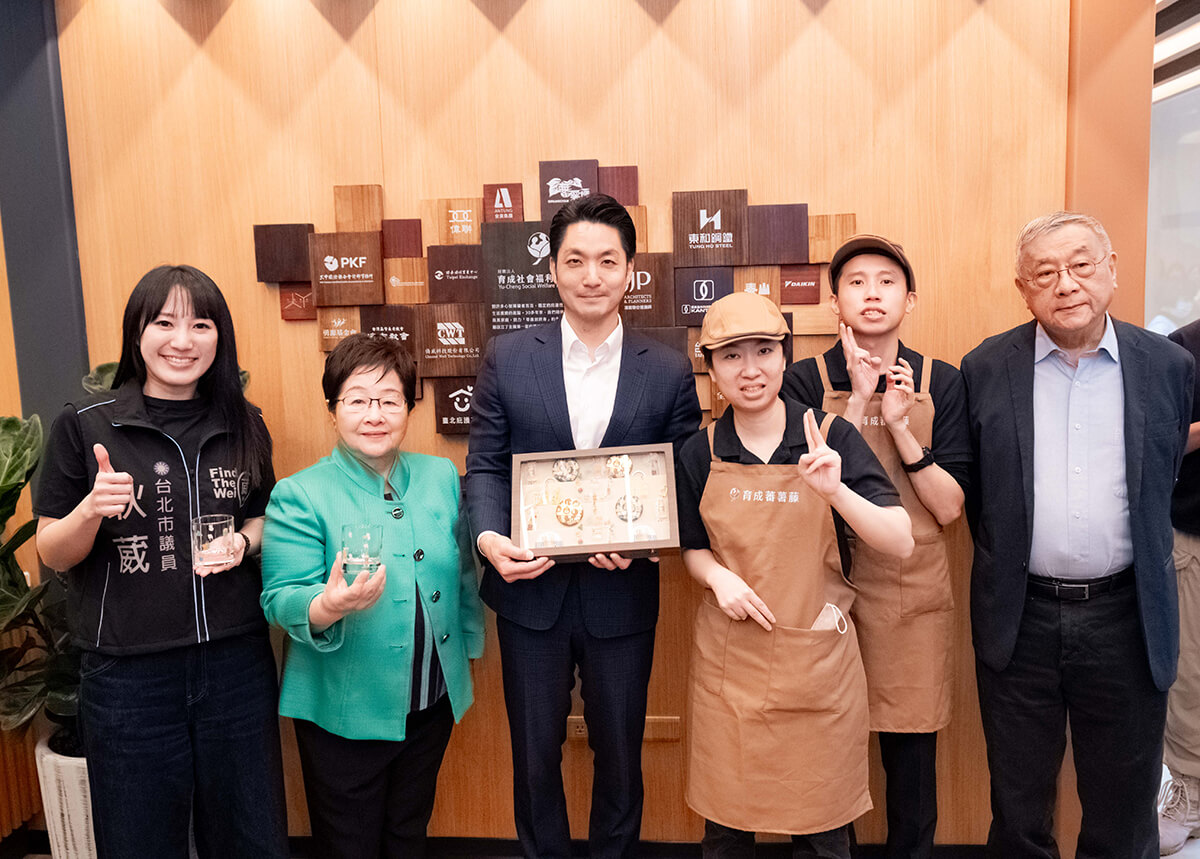 育成社福基金會創會董事長陳節如(右2)、台北市長蔣萬安(中)、潘冀建築師(右1) 