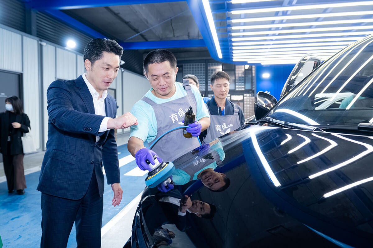 台北市市長蔣萬安與育成社福憨寶貝及工作團隊暖心互動。