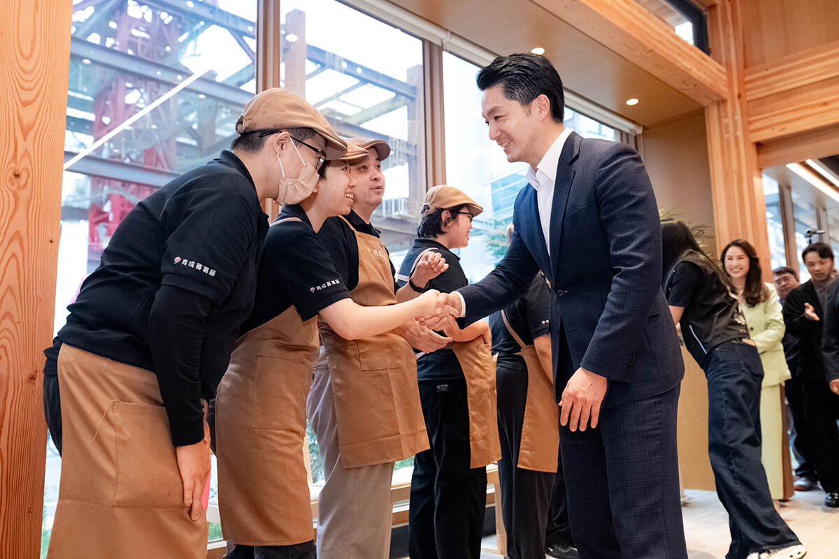 市長為庇護員工加油打氣。