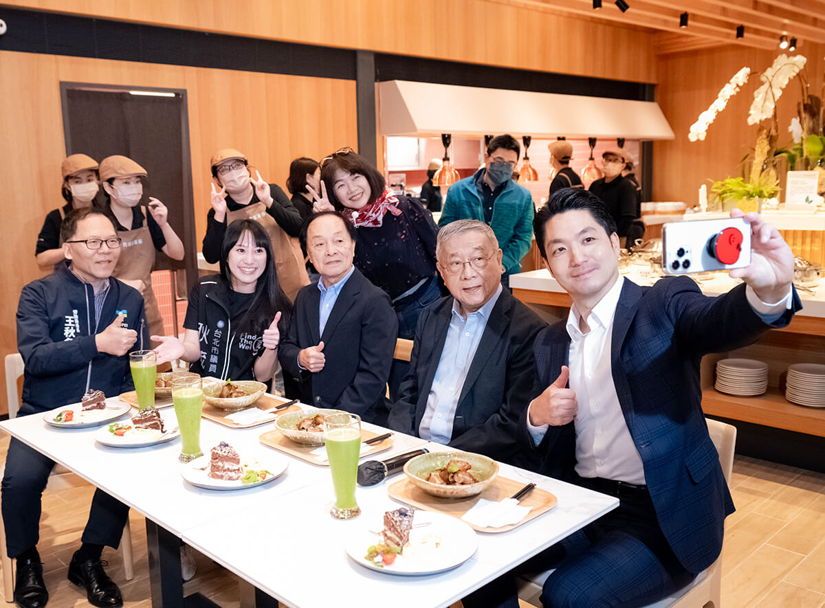 台北市市長蔣萬安與育成社福貴賓及憨寶貝俏皮自拍展現社會共融的溫馨時刻。