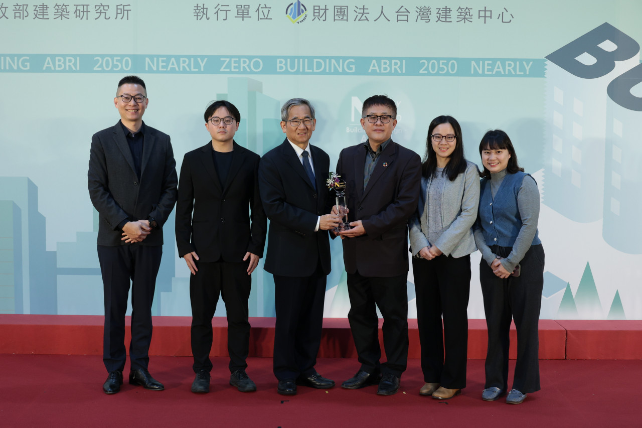 深耕13成全台首座獲得「建築能效第1+級」（近零碳建築）的民間集合住宅，得獎團隊合影。