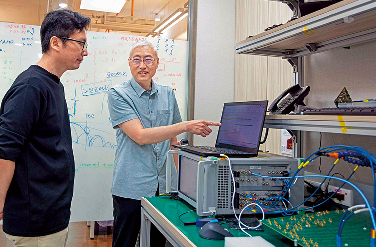 嘉雨思總經理高妙斌（右）指出，相比於國際大廠，公司具備研發速度 快、客製化能力強，以及靈活度高的優勢。