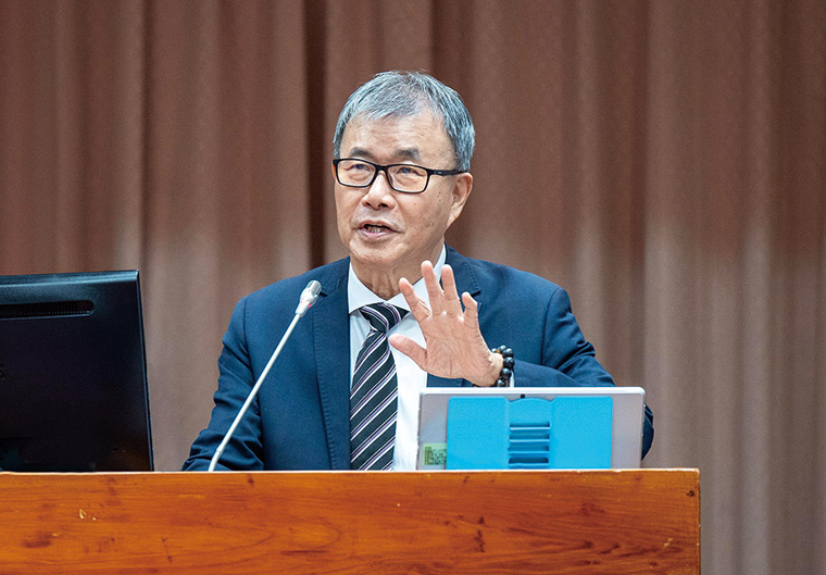 面對校事會議亂象，教育部長鄭英耀表示，盼由此次修法解 決濫訴問題。